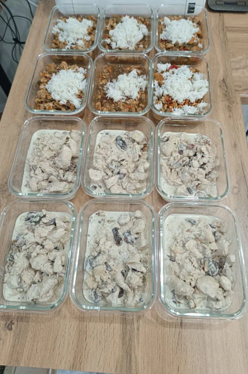 Заготовки на неделю: курица с рисом и мясо в соусе с грибами в стеклянных лотках